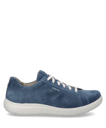 La sneaker nel colore "shark" è realizzata in morbida pelle scamosciata e presenta una laccatura bianca. La scarpa ha una suola chiara e comoda e un design semplice ed elegante.