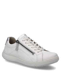 Questa sneaker bianca con accenti argentati presenta una chiusura con lacci e una cerniera laterale aggiuntiva. Il materiale è pelle liscia che conferisce alla scarpa un aspetto moderno ed elegante.