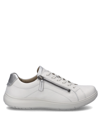 Questa sneaker bianca con accenti argentati presenta una chiusura con lacci e una cerniera laterale aggiuntiva. Il materiale è pelle liscia che conferisce alla scarpa un aspetto moderno ed elegante.