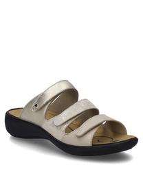 Cette sandale crème-multi dispose de trois bandes velcro réglables et offre un confortable coussin de pied clair. Les matériaux varient en texture et donnent à la chaussure un aspect élégant et moderne.