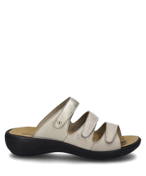 Cette sandale crème-multi dispose de trois bandes velcro réglables et offre un confortable coussin de pied clair. Les matériaux varient en texture et donnent à la chaussure un aspect élégant et moderne.