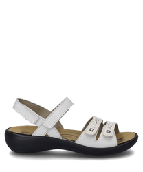 Sandalo bianco con chiusura in velcro. Il sandalo è realizzato in pelle e ha una soletta piatta nera.