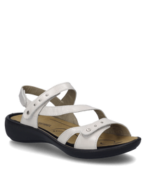 Sandale blanche avec fermeture Velcro. La sandale est en cuir et a des clous argentés comme détails décoratifs.