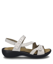 Sandale blanche avec fermeture Velcro. La sandale est en cuir et a des clous argentés comme détails décoratifs.