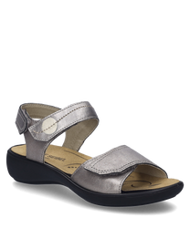 Questa sandalo in combinazione platino si distingue per il suo materiale superiore luccicante e la pratica chiusura in velcro che consente un adattamento personalizzato. La suola leggermente rialzata offre ulteriore comfort ideale per l'estate.