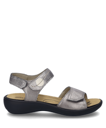 Questa sandalo in combinazione platino si distingue per il suo materiale superiore luccicante e la pratica chiusura in velcro che consente un adattamento personalizzato. La suola leggermente rialzata offre ulteriore comfort ideale per l'estate.