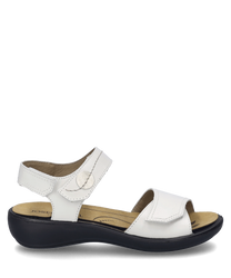 Witte sandaal met klittenbandsluiting gemaakt van glad leer. De sandaal heeft een ergonomische zool en een subtiele zilveren knop als detail.