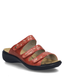 La sandale est rouge et dispose d'une fermeture velcro pratique. Elle est fabriquée dans un matériau lisse avec des coutures décoratives claires sur les sangles.