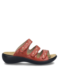 La sandale est rouge et dispose d'une fermeture velcro pratique. Elle est fabriquée dans un matériau lisse avec des coutures décoratives claires sur les sangles.