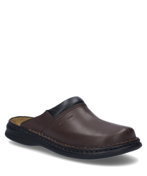 Der Clog in der Farbe Brandy besteht aus hochwertigem Leder und hat einen bequemen Gummizugverschluss. Das schlichte Design wird durch die robuste Sohle und die Nahtdetails betont.