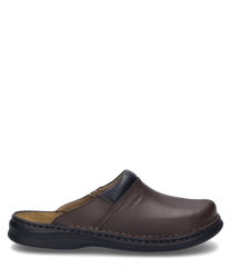 Der Clog in der Farbe Brandy besteht aus hochwertigem Leder und hat einen bequemen Gummizugverschluss. Das schlichte Design wird durch die robuste Sohle und die Nahtdetails betont.