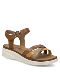 Die Sandale in cognac-multi zeigt einen Klettverschluss und besteht aus verschiedenen Lederriemen in Cognac Beige und Hellbraun. Die weiße Sohle bietet einen angenehmen Kontrast zu den warmen Farben der Riemen.