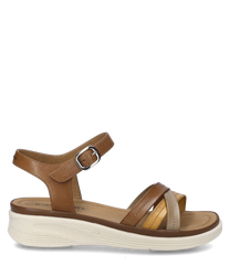 Die Sandale in cognac-multi zeigt einen Klettverschluss und besteht aus verschiedenen Lederriemen in Cognac Beige und Hellbraun. Die weiße Sohle bietet einen angenehmen Kontrast zu den warmen Farben der Riemen.