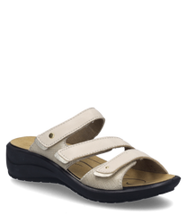 La sandale couleur crème a une fermeture velcro et un matériau supérieur texturé. Elle dispose d'une semelle confortable et de délicates applications dorées.