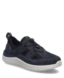 La scarpa bassa in blu scuro presenta una chiusura stabile con lacci e aperture sportive nel materiale superiore. La combinazione di materiale liscio e strutturato conferisce alla scarpa un aspetto moderno.