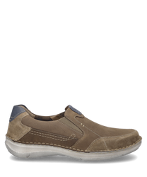 El zapato tipo slipper en combinación de arena está hecho de un material suave de color arena y cuenta con costuras en contraste. La goma elástica asegura un ajuste cómodo y facilita el poner y quitar.