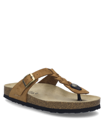 The sandal in camel color features a buckle closure and an ergonomic footbed. The shoe is made of light brown leather with a black sole.