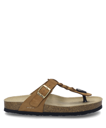 The sandal in camel color features a buckle closure and an ergonomic footbed. The shoe is made of light brown leather with a black sole.
