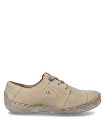 De halfhoge schoen is beige en gemaakt van een gestructureerd materiaal dat robuust en stijlvol oogt. Hij heeft een vetersluiting en toont een subtiel logo aan de zijkant.