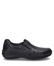 Mocasines negros de cuero liso con elástico para poner y quitar fácilmente. El zapato tiene un discreto adorno de costura y una punta redondeada que le da un aspecto clásico.
