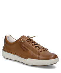 La sneaker de couleur camel est fabriquée en cuir lisse et dispose d'un laçage. La semelle blanche offre un contraste moderne avec la teinte brune chaude du matériau.