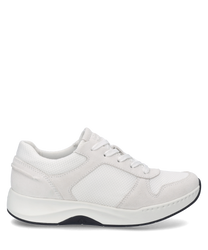 Sneaker bianchi con lacci realizzati in un mix di materiale liscio e strutturato. La scarpa si distingue per una suola leggermente rialzata e un design semplice e moderno.