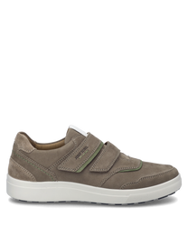 De sneaker in taupe-multi valt op door zijn klittenbandsluiting en de combinatie van glad en suède. De witte zool en de groene accentstiks geven de schoen een moderne en sportieve uitstraling.