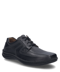 Der Halbschuh ist aus schwarzem Leder gefertigt und verfügt über eine Schnürung. Die Nahtdetails und das glatte Finish verleihen dem Schuh einen eleganten Look.