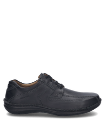 Der Halbschuh ist aus schwarzem Leder gefertigt und verfügt über eine Schnürung. Die Nahtdetails und das glatte Finish verleihen dem Schuh einen eleganten Look.