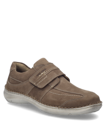 La chaussure basse de couleur Brésil est en cuir lisse et se distingue par une fermeture velcro pratique. La semelle claire offre un joli contraste avec la tige marron et assure un look décontracté.