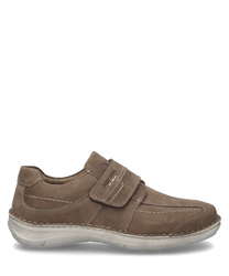 La chaussure basse de couleur Brésil est en cuir lisse et se distingue par une fermeture velcro pratique. La semelle claire offre un joli contraste avec la tige marron et assure un look décontracté.