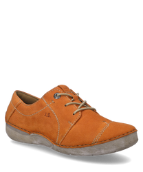 Der Halbschuh ist aus papayafarbenem Leder gefertigt und verfügt über helles Schnürband. Besondere Merkmale sind die kontrastierenden Nähte und die leicht abgenutzte Sohle für einen lässigen Look.