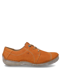 Der Halbschuh ist aus papayafarbenem Leder gefertigt und verfügt über helles Schnürband. Besondere Merkmale sind die kontrastierenden Nähte und die leicht abgenutzte Sohle für einen lässigen Look.