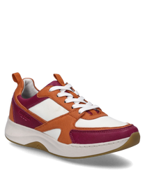 La zapatilla en magenta-multi presenta un diseño vibrante con colores contrastantes de magenta blanco y naranja. Cuenta con un cordón clásico y una suela blanca y estable.