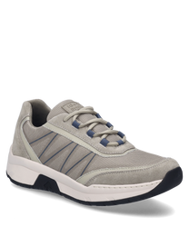 La sneaker di colore grigio caldo presenta una chiusura con lacci ed è realizzata con un mix di materiali di alta qualità in tessuto e pelle. I dettagli blu sui lacci e la suola bianca a contrasto sono particolarmente evidenti.