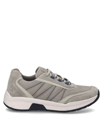 La sneaker di colore grigio caldo presenta una chiusura con lacci ed è realizzata con un mix di materiali di alta qualità in tessuto e pelle. I dettagli blu sui lacci e la suola bianca a contrasto sono particolarmente evidenti.