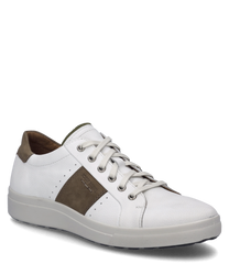 Dieser Sneaker in Weiß-Taupe besteht aus hochwertigem Leder und hat eine Schnürung als Verschluss. Besondere Merkmale sind die kontrastierenden taupefarbenen Details an der Ferse und der Seite.