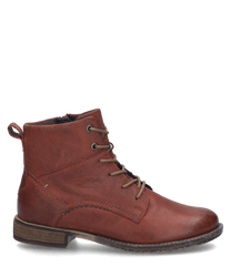 L'image montre une bottine rouge en cuir avec lacets. La chaussure a une semelle robuste et de fins détails de couture qui lui donnent un look classique.