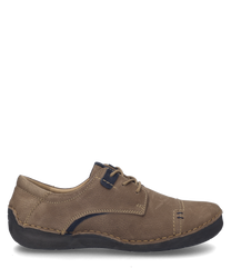 El zapato de media altura está hecho de cuero marrón en el color castaño y presenta un elegante sistema de cordones. El zapato se caracteriza por finos detalles de costura y una suela oscura y robusta.