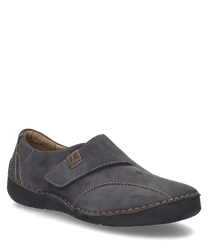 La chaussure basse de couleur titane est fabriquée à partir d'un matériau robuste et se distingue par une fermeture velcro pratique. Les coutures contrastantes attirent l'attention et donnent à la chaussure une touche particulière.