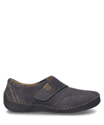 La chaussure basse de couleur titane est fabriquée à partir d'un matériau robuste et se distingue par une fermeture velcro pratique. Les coutures contrastantes attirent l'attention et donnent à la chaussure une touche particulière.