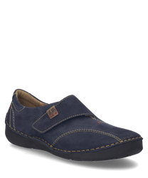 El zapato en color Océano está hecho de un material estructurado y cuenta con un práctico cierre de velcro. Destacan las costuras en contraste y el discreto detalle del logo en el costado.