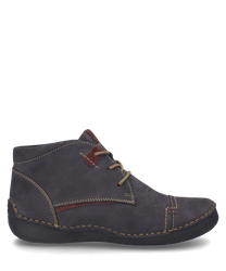 Der Halbschuh in titan-kombi präsentiert sich mit einem robusten Schnürverschluss. Das Material besteht aus hochwertigem Leder das durch kontrastierende Nähte und dezente rote Akzente hervorgehoben wird.