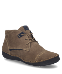 La chaussure basse de couleur combinée Castagne est en cuir brun clair avec des coutures frappantes. Elle dispose d'un laçage et d'une semelle noire pour un contraste supplémentaire.