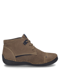 La chaussure basse de couleur combinée Castagne est en cuir brun clair avec des coutures frappantes. Elle dispose d'un laçage et d'une semelle noire pour un contraste supplémentaire.
