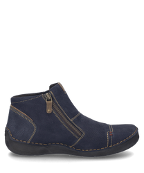 La chaussure basse de couleur Ocean-Kombi est fabriquée dans un matériau structuré bleu foncé avec des coutures contrastantes. Elle dispose d'une fermeture éclair pratique sur le côté pour un enfilage et un retrait faciles.