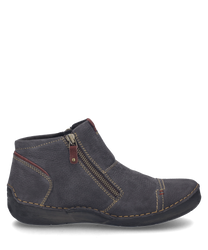 La chaussure basse en combinaison titane présente un aspect cuir robuste avec des coutures contrastantes. Une fermeture éclair latérale facilite l'enfilage et le retrait.