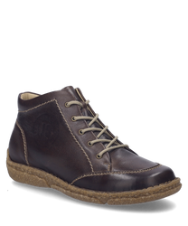 La bota en color Moro está hecha de cuero de alta calidad y cuenta con una cremallera lateral. El zapato tiene una suela robusta y costuras decorativas discretas que completan el diseño.