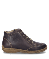 La bota en color Moro está hecha de cuero de alta calidad y cuenta con una cremallera lateral. El zapato tiene una suela robusta y costuras decorativas discretas que completan el diseño.