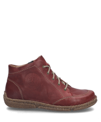La bota está hecha de cuero rojo con costura visible y un cierre de cremallera lateral. Tiene cordones gris claro y una suela marrón estructurada para un aspecto elegante y cómodo.